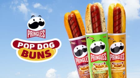 Pringles Pop Dog Buns: pães de hot dog à base de batata Embalagens e hot dogs Pop Dog Buns da Pringles, com pães de batata e rótulo “Pop Dog Buns”.