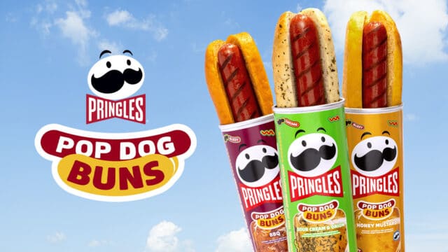 Embalagens e hot dogs Pop Dog Buns da Pringles, com pães de batata e rótulo “Pop Dog Buns”.