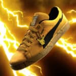 Tênis PUMA Suede inspirado no Pikachu, em amarelo, com detalhes do personagem e fundo com raios elétricos amarelos