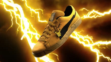 Tênis PUMA Suede inspirado no Pikachu, em amarelo, com detalhes do personagem e fundo com raios elétricos amarelos