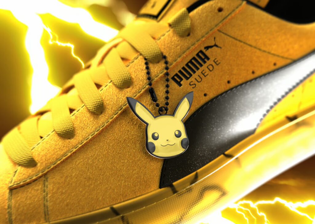 Tênis PUMA Suede com estampa do Pikachu em amarelo e detalhe do Pokémon, sobre fundo iluminado