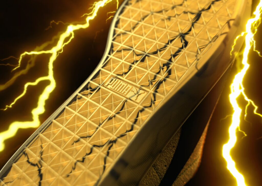 Tênis Puma Suede inspirado em Pikachu, com detalhes em amarelo e chamas elétricas ao redor.