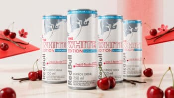 Latas de Red Bull The White Edition Cereja & Baunilha Sugar Free de 250 ml com cerejas ao fundo