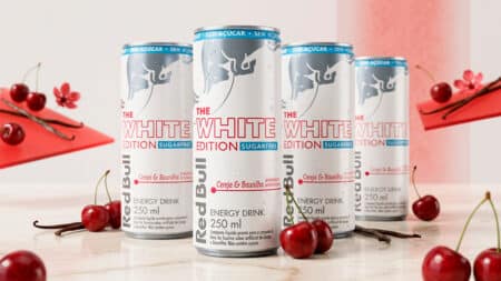 Red Bull Cereja & Baunilha White Edition Sugar Free 250 ml Latas de Red Bull The White Edition Cereja & Baunilha Sugar Free de 250 ml com cerejas ao fundo
