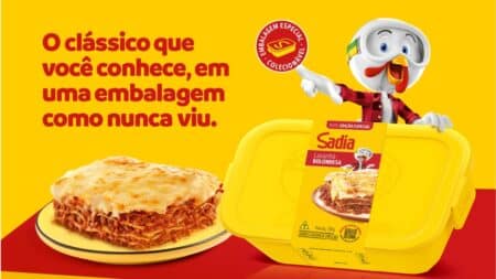 Sadia Lasanha Bolonhesa edição limitada com pote colecionável Embalagem da Lasanha Bolonhesa Sadia edição limitada com pote colecionável e personagem chef, em fundo amarelo