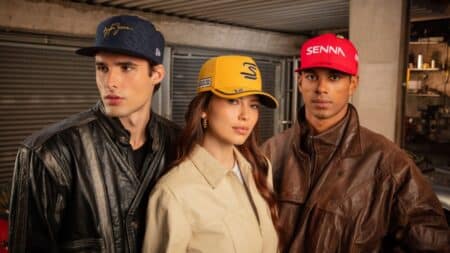 Bonés New Era Senna inspirados em Ayrton Senna Três modelos usam bonés estilo Senna com a marca New Era, em ambiente urbano.
