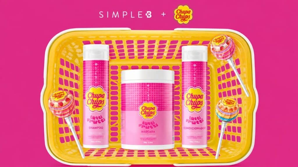 Simple B + Chupa Chups: kit de produtos capilares Kit de produtos capilares Simple B + Chupa Chups com frascos e embalagem amarela sobre fundo rosa