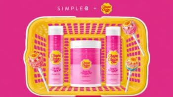 Simple B + Chupa Chups: kit de produtos capilares Kit de produtos capilares Simple B + Chupa Chups com frascos e embalagem amarela sobre fundo rosa