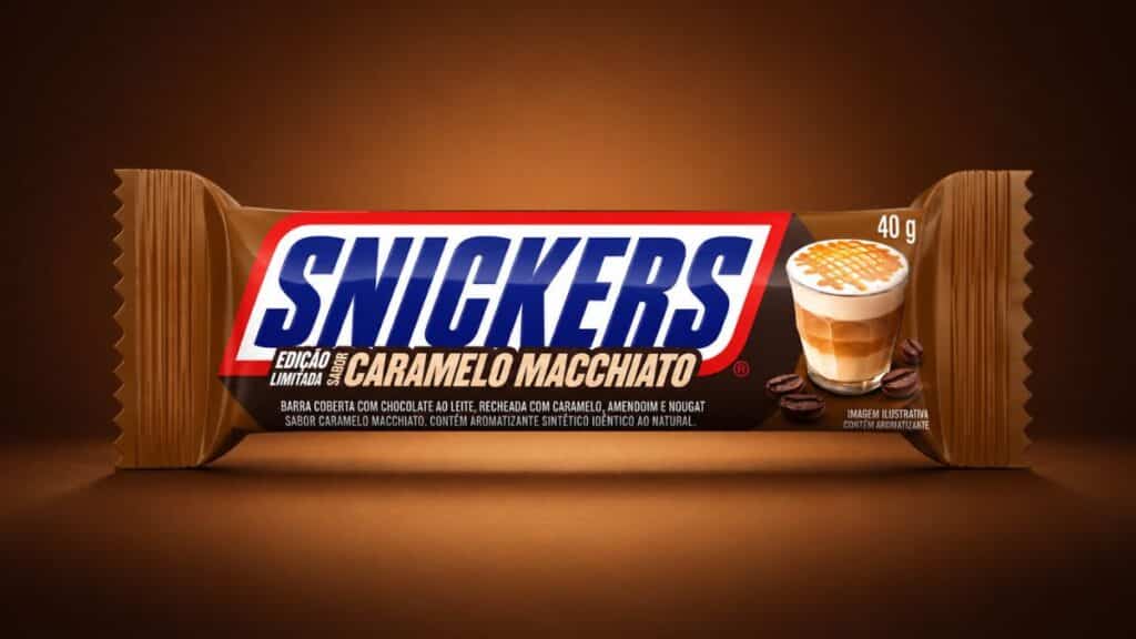 Embalagem do chocolate Snickers edição limitada Caramelo Macchiato, com imagem de café e peso de 40 g