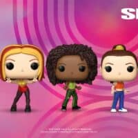 Coleção Funko Pop das Spice Girls com cinco bonecos em cenário rosa com logotipo Spice Girls