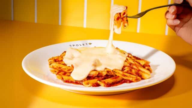 Prato do Spoleto com espaguete e molho de queijo sendo servido, em promoção com a Vigor