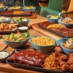 Tabuas Outback com cortes de carne e acompanhamentos em bowls e petiscos, prontas para compartilhar no restaurante.