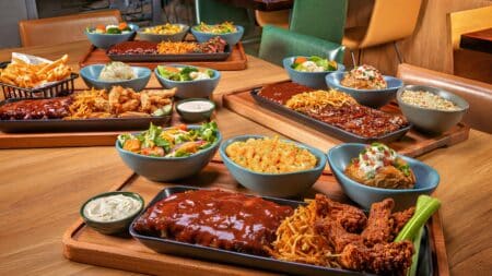 Tabuas Outback com cortes de carne e acompanhamentos em bowls e petiscos, prontas para compartilhar no restaurante.