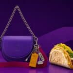 Bolsa exclusiva da Taco Bell em parceria com a Tumulto ao lado de um taco Cheesy G. Crunchy em fundo roxo
