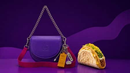 Bolsa exclusiva da Taco Bell em parceria com a Tumulto ao lado de um taco Cheesy G. Crunchy em fundo roxo
