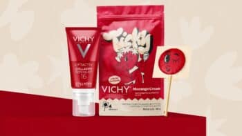 Vichy e Ticky: pirulito de morango zero açúcar Embalagens Vichy e Ticky em destaque com pirulito de morango zero açúcar, cenário com fundo claro e mesa vermelha