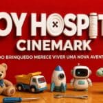 Painel do Toy Hospital Cinemark com brinquedos sobre uma mesa e logotipo em fundo vermelho, inspirado em Toy Story 5.
