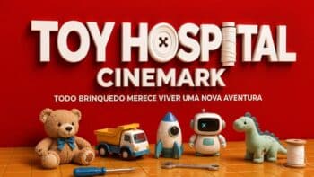 Toy Hospital Cinemark com brinquedos Painel do Toy Hospital Cinemark com brinquedos sobre uma mesa e logotipo em fundo vermelho, inspirado em Toy Story 5.