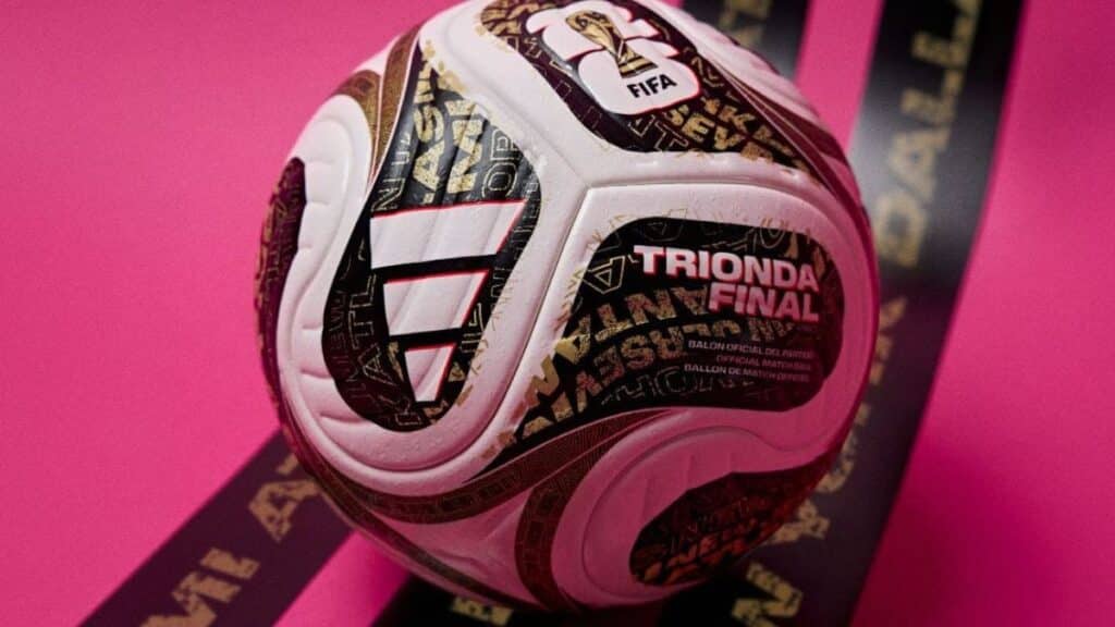 Adidas Trionda Final: bola oficial da Copa do Mundo 2026 Bola oficial Adidas Trionda Final da Copa do Mundo FIFA 2026, com inscrição e logotipos, em fundo rosa