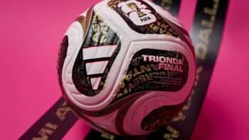 Adidas Trionda Final: bola oficial da Copa do Mundo 2026 Bola oficial Adidas Trionda Final da Copa do Mundo FIFA 2026, com inscrição e logotipos, em fundo rosa