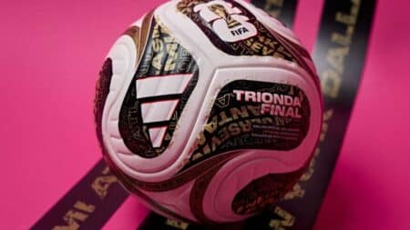 Adidas Trionda Final: bola oficial da Copa do Mundo 2026 Bola oficial Adidas Trionda Final da Copa do Mundo FIFA 2026, com inscrição e logotipos, em fundo rosa