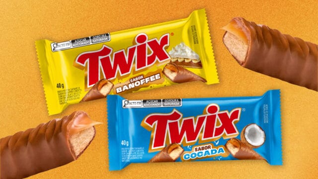 Embalagens de Twix Banoffee e Twix Cocada sobre fundo laranja, com cones de biscoito de sobremesa.