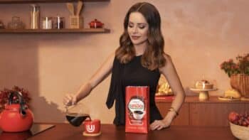 Sandy com Café União em campanha de Café Torrado e Moído Sandy posa com uma embalagem do Café União em cenário de cozinha, preparando a bebida