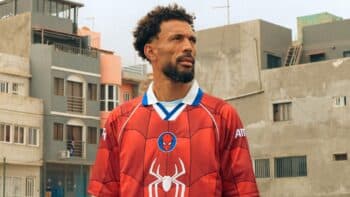Vozinha do Cabo Verde em uniforme do Homem-Aranha Vozinha, goleiro do Cabo Verde, em uniforme vermelho do Homem-Aranha em cena ao ar livre durante campanha da Sony Pictures.