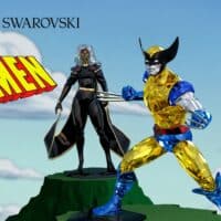 Estatuetas dos X-Men em parceria Marvel e Swarovski, com Wolverine e um personagem ao lado em plataforma verde.