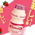 Embalagem do Yakult Morango, leite fermentado sabor morango, sobre fundo rosa com morangos e escrita japonesa
