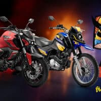 Duas motos Yamaha em edição inspirada em Deadpool e Wolverine, com arte de personagens ao fundo