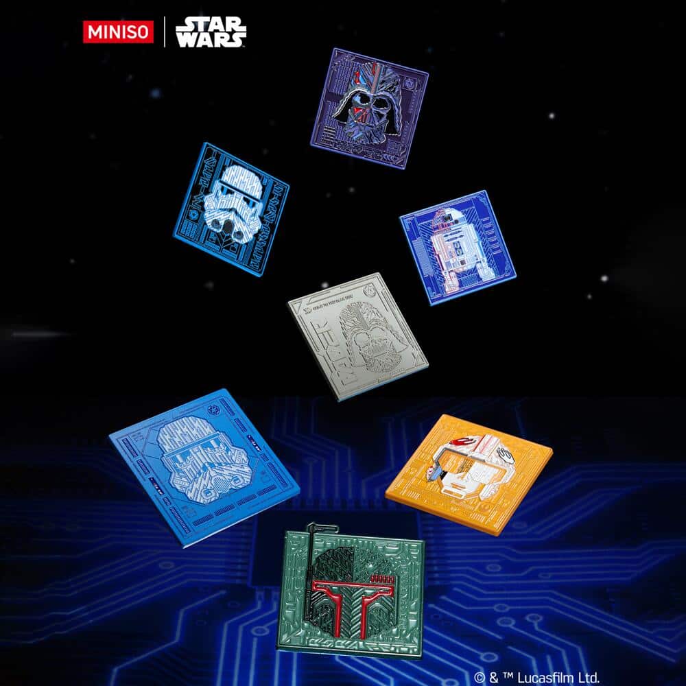 Coleção Star Wars da MINISO com itens em caixas decoradas, em fundo escuro com circuitos azuis e selo de licenciamento.