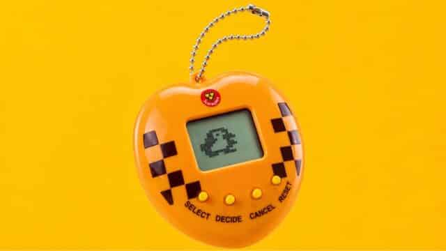 Tamagotchi exclusivo 3 Corações no Rock in Rio 2026, com tela e botões em design amarelo e xadrez