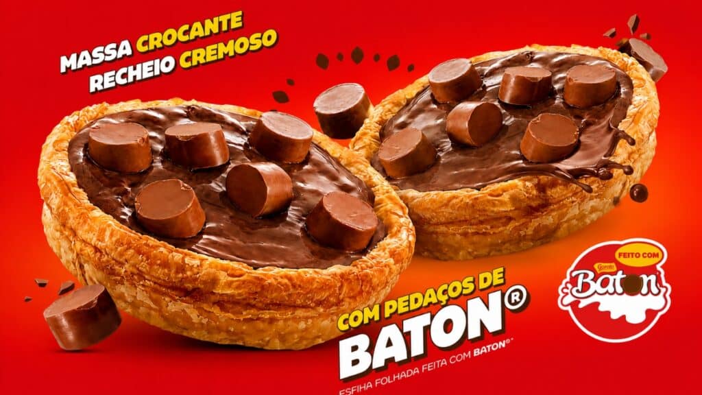 Bib’sfiha folhada de Baton com massa crocante e recheio cremoso de chocolate, com pedaços de Baton