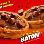 Bib’sfiha folhada de Baton com massa crocante e recheio cremoso de chocolate, com pedaços de Baton