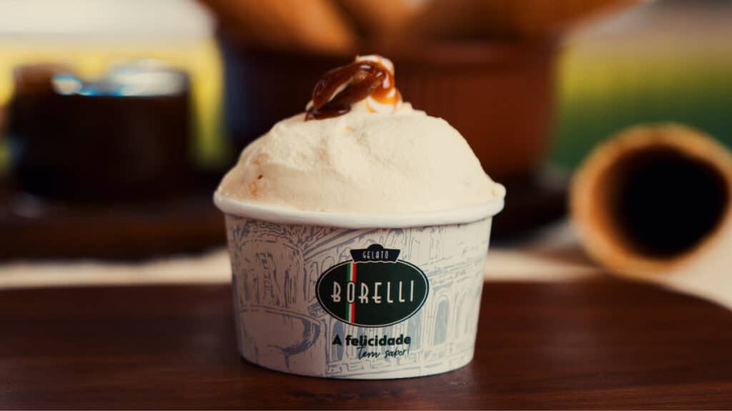 Gelato Borelli para o Dia dos Pais Cup de gelato Borelli com cobertura caramelizada, em mesa, para o Dia dos Pais