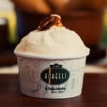 Cup de gelato Borelli com cobertura caramelizada, em mesa, para o Dia dos Pais