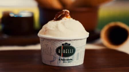 Gelato Borelli para o Dia dos Pais Cup de gelato Borelli com cobertura caramelizada, em mesa, para o Dia dos Pais
