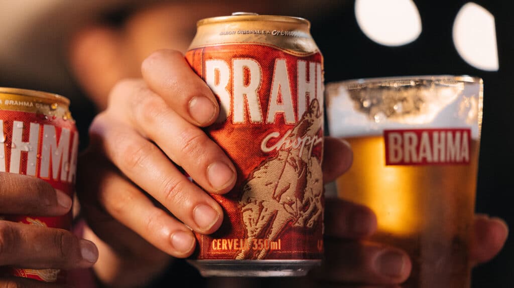 Brahma Chopp em campanha para Festa do Peão de Barretos Latas de cerveja Brahma Chopp na mão, em clima de comemoração na Festa do Peão de Barretos
