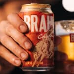 Latas de cerveja Brahma Chopp na mão, em clima de comemoração na Festa do Peão de Barretos