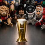 Brahma mascote e outros mascotes ao redor de uma taça de cerveja dourada, em clima de promoção