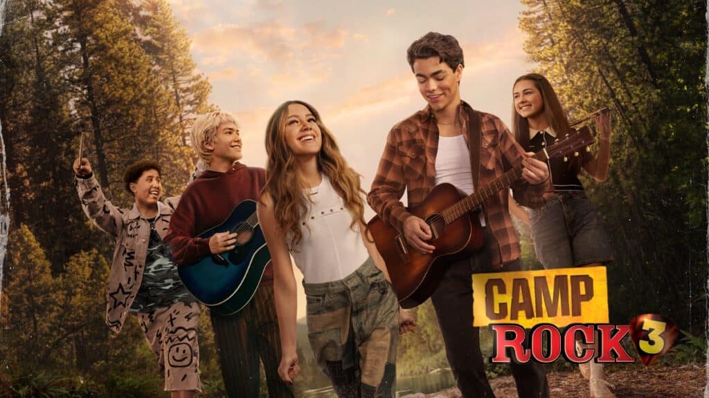 Personagens do filme Camp Rock 3, com adolescentes cantando e tocando instrumentos ao ar livre, em promoção do Disney+.