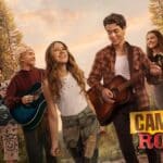 Personagens do filme Camp Rock 3, com adolescentes cantando e tocando instrumentos ao ar livre, em promoção do Disney+.