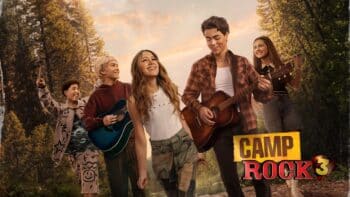Camp Rock 3 Disney+ — experiência para fãs no Parque Villa-Lobos Personagens do filme Camp Rock 3, com adolescentes cantando e tocando instrumentos ao ar livre, em promoção do Disney+.