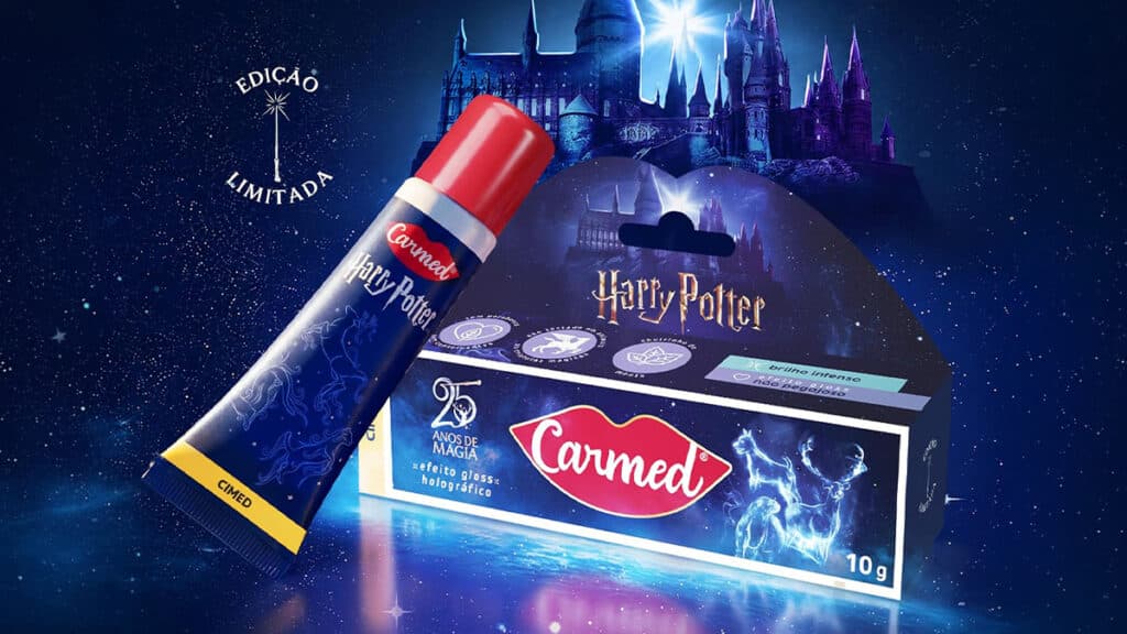 Carmed edição limitada com gloss labial temático de Harry Potter, embalagem e tubo com efeito holográfico e tema Hogwarts