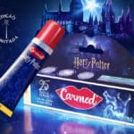 Carmed edição limitada com gloss labial temático de Harry Potter, embalagem e tubo com efeito holográfico e tema Hogwarts