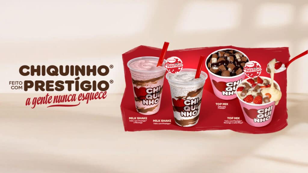 Chiquinho com Prestígio: parceria e novos produtos Embalagens e copos do Chiquinho com Prestígio, com sorvete e toppings, em imagem promocional.