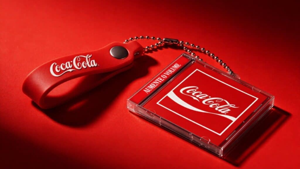 Brindes da Coca-Cola no Rock in Rio: chaveiro em formato de lata e cartão/lembrança acrílicos vermelhos