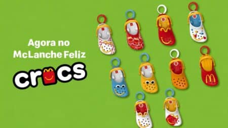 Banner do McLanche Feliz com mini Crocs colecionáveis do McDonald's Brasil em fundo verde