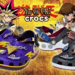 Par de Crocs com tema de Yu-Gi-Oh!, com personagens e logotipo Crocs na imagem promocional
